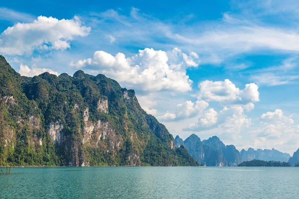 Cheow Lan Gölü 'nde, Ratchaprapha Barajı' nda, Tayland 'da Khao Sok Ulusal Parkı' nda yaz günü