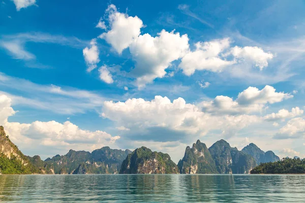 Cheow Lan Gölü 'nde, Ratchaprapha Barajı' nda, Tayland 'da Khao Sok Ulusal Parkı' nda yaz günü