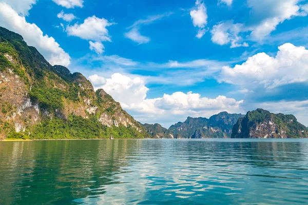 Beautiful Nature Cheow Lan Lake Ratchaprapha Dam Khao Sok National — Stock Photo, Image