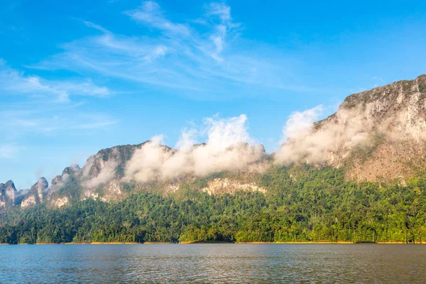 Hermosa Naturaleza Lago Cheow Lan Presa Ratchaprapha Parque Nacional Khao — Foto de Stock