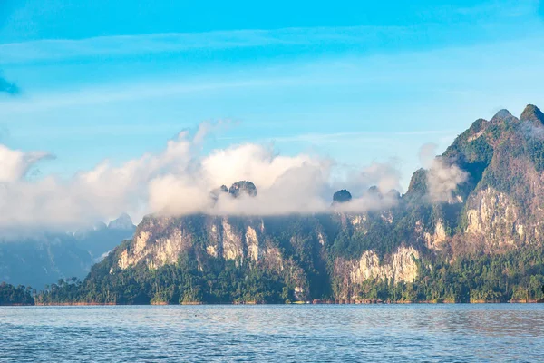 Cheow Lan Gölü 'nde, Ratchaprapha Barajı' nda, Tayland 'da Khao Sok Ulusal Parkı' nda yaz günü
