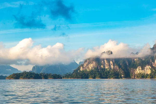 Cheow Lan Gölü 'nde, Ratchaprapha Barajı' nda, Tayland 'da Khao Sok Ulusal Parkı' nda yaz günü