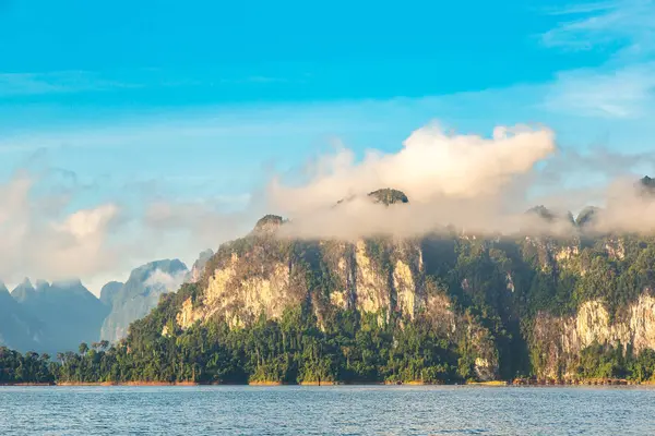 Cheow Lan Gölü 'nde, Ratchaprapha Barajı' nda, Tayland 'da Khao Sok Ulusal Parkı' nda yaz günü