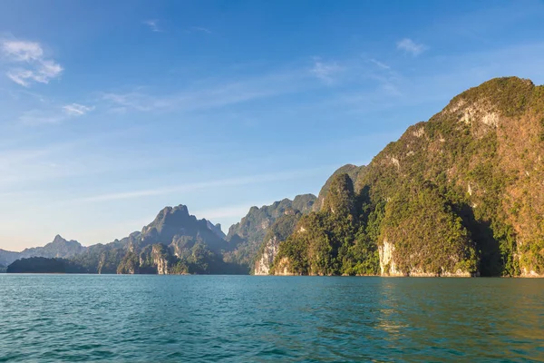 Cheow Lan Gölü 'nde, Ratchaprapha Barajı' nda, Tayland 'da Khao Sok Ulusal Parkı' nda yaz günü