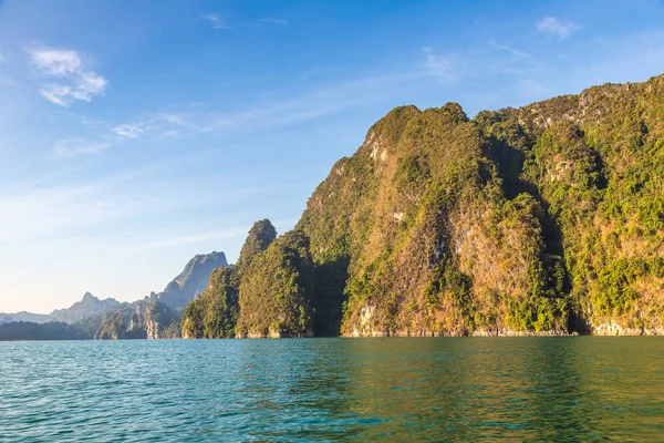 Cheow Lan Gölü 'nde, Ratchaprapha Barajı' nda, Tayland 'da Khao Sok Ulusal Parkı' nda yaz günü