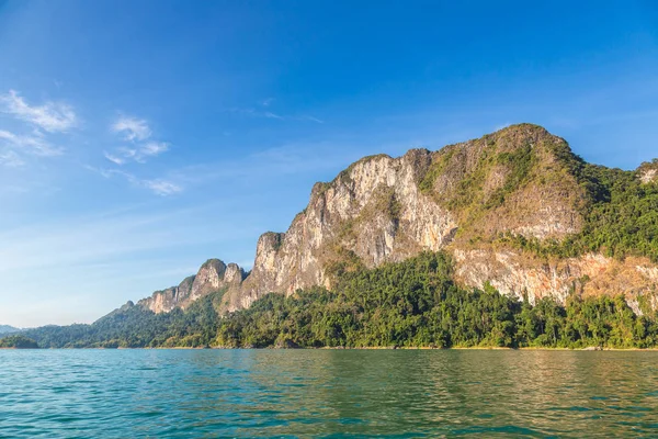 Cheow Lan Gölü 'nde, Ratchaprapha Barajı' nda, Tayland 'da Khao Sok Ulusal Parkı' nda yaz günü