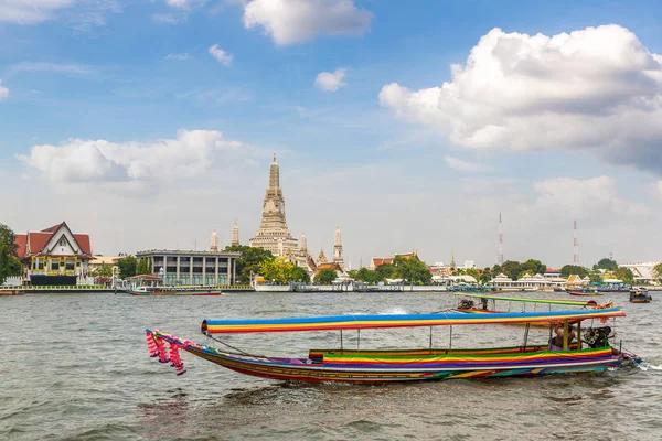 Wat Arun tapınakta bir yaz günü Bangkok, Tayland