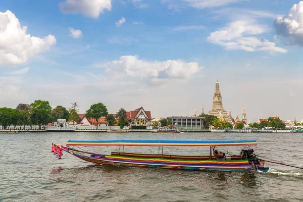 Wat Arun tapınakta bir yaz günü Bangkok, Tayland