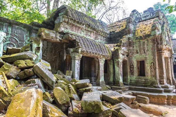 Ta Prohm tapınak kalıntıları olduğunu Khmer antik tapınak Siem Reap içinde karmaşık Angkor Wat, Kamboçya'da bir yaz günü