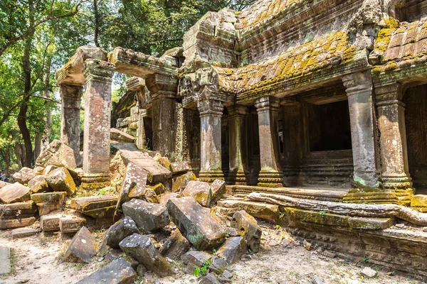 Ta Prohm tapınak kalıntıları olduğunu Khmer antik tapınak Siem Reap içinde karmaşık Angkor Wat, Kamboçya'da bir yaz günü