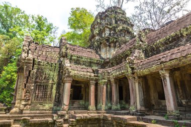 Ta Prohm tapınak kalıntıları olduğunu Khmer antik tapınak Siem Reap içinde karmaşık Angkor Wat, Kamboçya'da bir yaz günü