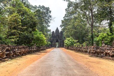 Satır kapısı karmaşık Angkor Wat Siem Reap, Kamboçya'da bir yaz günü içinde içinde içinde heykel