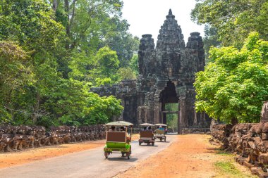 Geleneksel Tuk Tuk bir yol ve Angkor Thom, Siem Reap, Kamboçya'da bir yaz günü yakınındaki Güney Kapısı