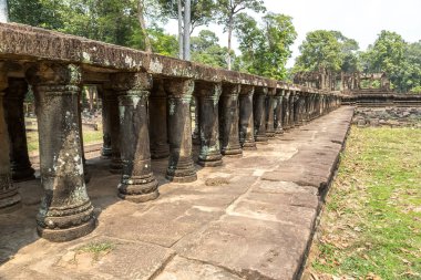 Baphuon tapınak kalıntıları olduğunu Khmer antik tapınak Siem Reap içinde karmaşık Angkor Wat, Kamboçya'da bir yaz günü