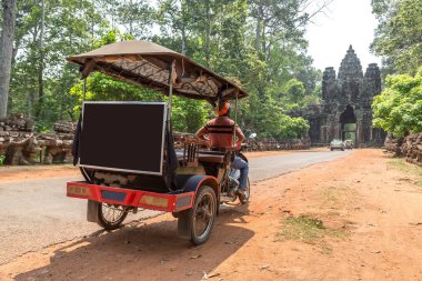 Geleneksel Tuk Tuk bir yol ve Angkor Thom, Siem Reap, Kamboçya'da bir yaz günü yakınındaki Güney Kapısı