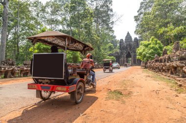 Geleneksel Tuk Tuk bir yol ve Angkor Thom, Siem Reap, Kamboçya'da bir yaz günü yakınındaki Güney Kapısı