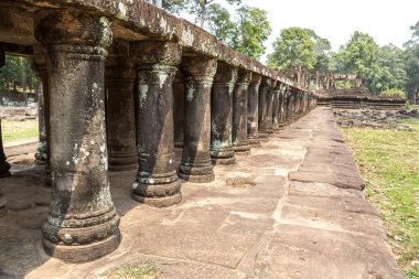 Baphuon tapınak kalıntıları olduğunu Khmer antik tapınak Siem Reap içinde karmaşık Angkor Wat, Kamboçya'da bir yaz günü