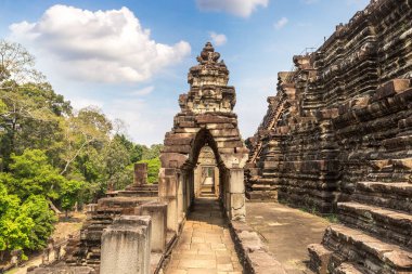 Baphuon tapınak kalıntıları olduğunu Khmer antik tapınak Siem Reap içinde karmaşık Angkor Wat, Kamboçya'da bir yaz günü