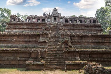 Phimeanakas tapınak kalıntıları olduğunu Khmer antik tapınak Siem Reap içinde karmaşık Angkor Wat, Kamboçya'da bir yaz günü