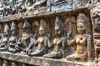 Heykel duvar filler Teras Tapınağı üzerinde karmaşık Angkor Wat Siem Reap, Kamboçya içinde Khmer antik tapınak.