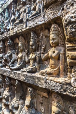 Heykel duvar filler Teras Tapınağı üzerinde karmaşık Angkor Wat Siem Reap, Kamboçya içinde Khmer antik tapınak.