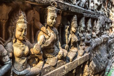Heykel duvar filler Teras Tapınağı üzerinde karmaşık Angkor Wat Siem Reap, Kamboçya içinde Khmer antik tapınak.