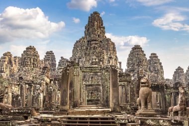 Bayon tapınağıdır Khmer antik tapınak Siem Reap içinde karmaşık Angkor Wat, Kamboçya'da bir yaz günü
