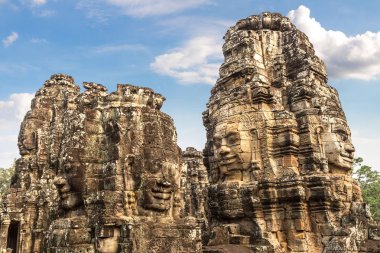 Taş yüzleri Bayon Tapınağı olan karmaşık Angkor Wat Siem Reap, Kamboçya'da bir yaz günü içinde Khmer antik Tapınağı