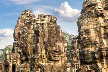 Taş yüzleri Bayon Tapınağı olan karmaşık Angkor Wat Siem Reap, Kamboçya'da bir yaz günü içinde Khmer antik Tapınağı