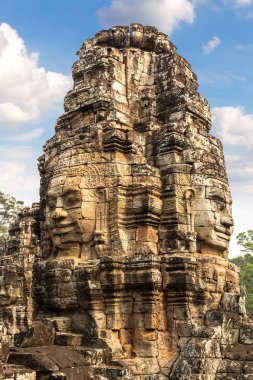 Taş yüzleri Bayon Tapınağı olan karmaşık Angkor Wat Siem Reap, Kamboçya'da bir yaz günü içinde Khmer antik Tapınağı