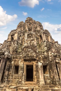 Bayon tapınağıdır Khmer antik tapınak Siem Reap içinde karmaşık Angkor Wat, Kamboçya'da bir yaz günü
