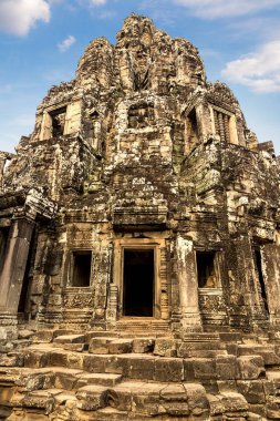 Bayon tapınağıdır Khmer antik tapınak Siem Reap içinde karmaşık Angkor Wat, Kamboçya'da bir yaz günü