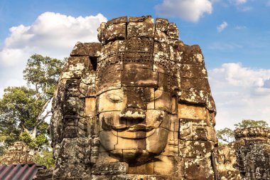 Taş yüzleri Bayon Tapınağı olan karmaşık Angkor Wat Siem Reap, Kamboçya'da bir yaz günü içinde Khmer antik Tapınağı