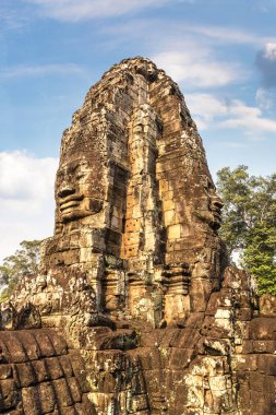 Taş yüzleri Bayon Tapınağı olan karmaşık Angkor Wat Siem Reap, Kamboçya'da bir yaz günü içinde Khmer antik Tapınağı