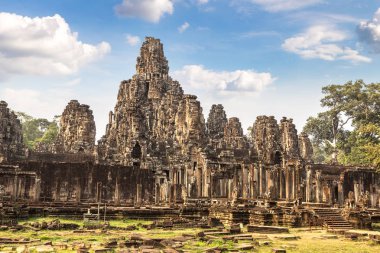 Bayon tapınağıdır Khmer antik tapınak Siem Reap içinde karmaşık Angkor Wat, Kamboçya'da bir yaz günü