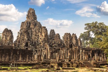 Bayon tapınağıdır Khmer antik tapınak Siem Reap içinde karmaşık Angkor Wat, Kamboçya'da bir yaz günü