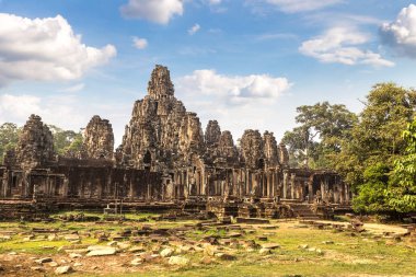 Bayon tapınağıdır Khmer antik tapınak Siem Reap içinde karmaşık Angkor Wat, Kamboçya'da bir yaz günü