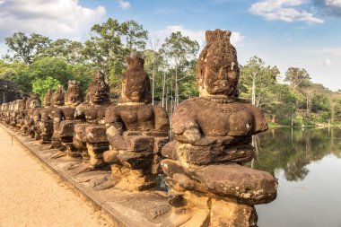Satır kapısı karmaşık Angkor Wat Siem Reap, Kamboçya'da bir yaz günü içinde içinde içinde heykel