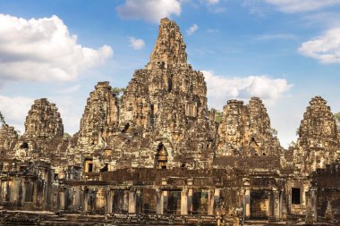 Bayon tapınağıdır Khmer antik tapınak Siem Reap içinde karmaşık Angkor Wat, Kamboçya'da bir yaz günü