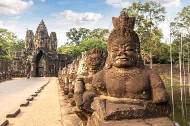 Satır kapısı karmaşık Angkor Wat Siem Reap, Kamboçya'da bir yaz günü içinde içinde içinde heykel