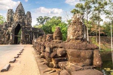 Satır kapısı karmaşık Angkor Wat Siem Reap, Kamboçya'da bir yaz günü içinde içinde içinde heykel