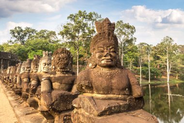 Satır kapısı karmaşık Angkor Wat Siem Reap, Kamboçya'da bir yaz günü içinde içinde içinde heykel