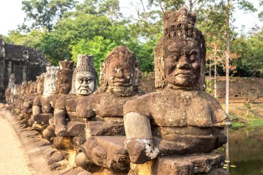 Satır kapısı karmaşık Angkor Wat Siem Reap, Kamboçya'da bir yaz günü içinde içinde içinde heykel