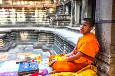 Siem Reap, Kamboçya - 11 Haziran 2018: Budist rahip Siem Reap, Kamboçya'da bir yaz günü Angkor Wat Tapınağı içinde