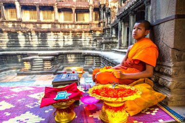 Siem Reap, Kamboçya - 11 Haziran 2018: Budist rahip Siem Reap, Kamboçya'da bir yaz günü Angkor Wat Tapınağı içinde