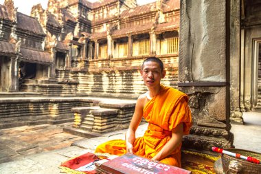 Siem Reap, Kamboçya - 11 Haziran 2018: Budist rahip Siem Reap, Kamboçya'da bir yaz günü Angkor Wat Tapınağı içinde