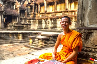 Siem Reap, Kamboçya - 11 Haziran 2018: Budist rahip Siem Reap, Kamboçya'da bir yaz günü Angkor Wat Tapınağı içinde