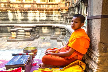 Siem Reap, Kamboçya - 11 Haziran 2018: Budist rahip Siem Reap, Kamboçya'da bir yaz günü Angkor Wat Tapınağı içinde