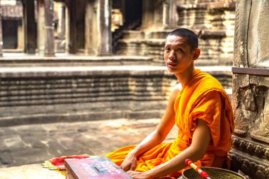 Siem Reap, Kamboçya - 11 Haziran 2018: Budist rahip Siem Reap, Kamboçya'da bir yaz günü Angkor Wat Tapınağı içinde