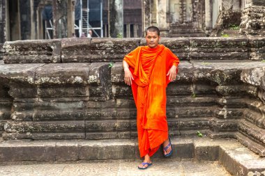 Siem Reap, Kamboçya - 11 Haziran 2018: Budist rahip Siem Reap, Kamboçya'da bir yaz günü Angkor Wat Tapınağı içinde